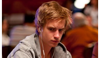 WSOP 2012: One-outer poslal Viktor „Isildur1“ Bloma do vedenia vo $50K Championshipe